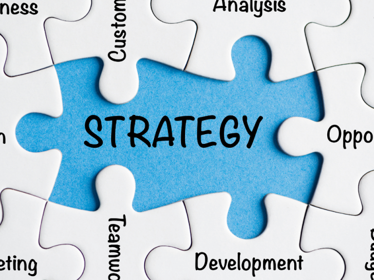 Pièce de puzzle bleue avec le mot "STRATEGY" écrit en noir au centre.