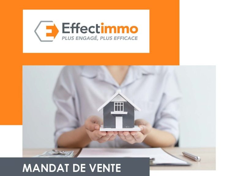 Une personne tient une miniature de maison sur un bureau, avec un logo en haut à gauche.
