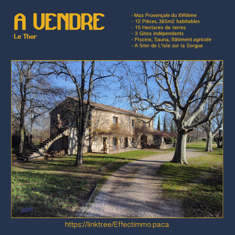 Mas en Provence à vendre, entourée d'arbres, avec un ciel bleu en arrière-plan.